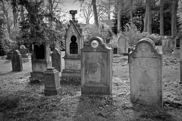 tombstone-2254390_1920.jpg